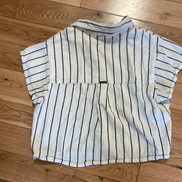 Billabong white with navy lines pattern crop button up top - Picture 2 of 3